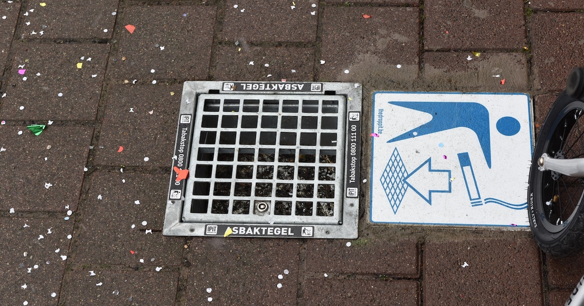 Asbaktegels bij winkelcentrum Plein West moeten einde maken aan rondslingerende peuken