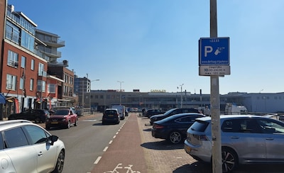 Verwarrend: de parkeerbordjes op Scheveningen zijn al aangepast, maar het zomertarief geldt nog niet