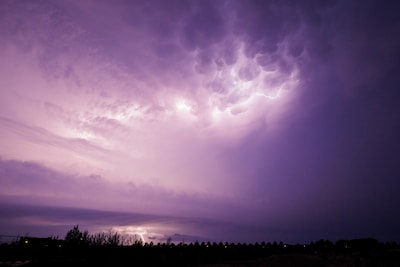 Warme en vochtige lucht komt onze kant op, kans op stevige onweersbuien