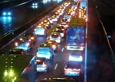 Lange file op A58 door ongeluk bij Tilburg, verkeer richting Breda muurvast