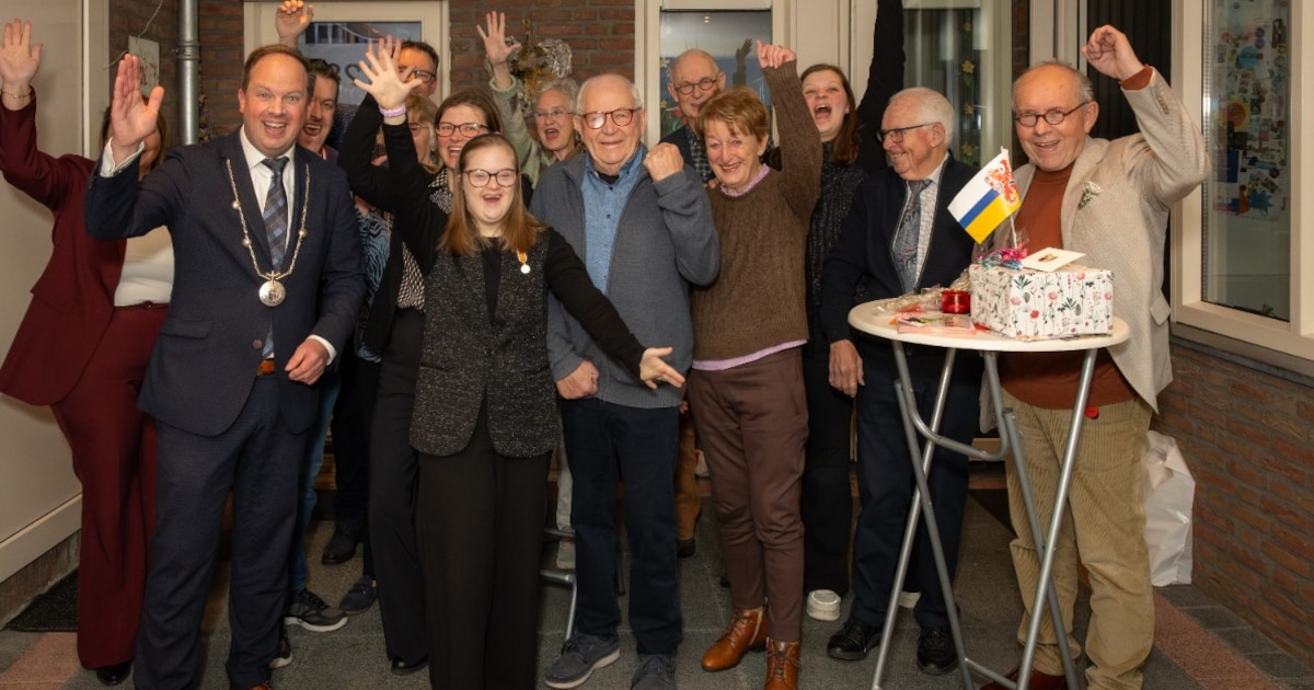 Viénna Vlake en Jolein Meens uit Landgraaf ontvangen jongerenlintje