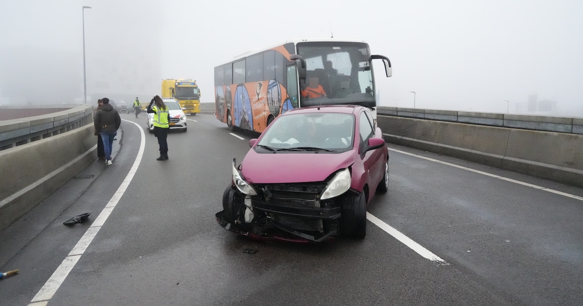 Bestuurder botst tegen geleiderail op de N370 in Groningen