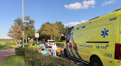 Fietser naar ziekenhuis na aanrijding met auto op kruising in Molenhoek