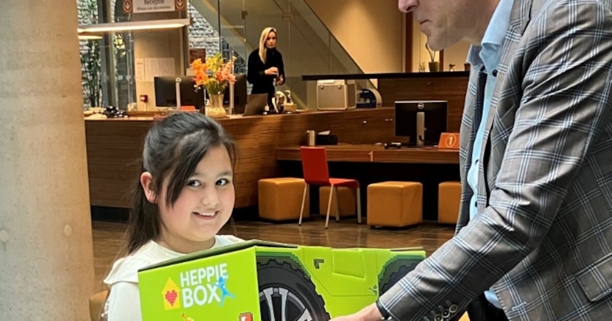 Wethouder Kees Bel reikt Heppie Boxen uit in gemeente Vijfheerenlanden ...