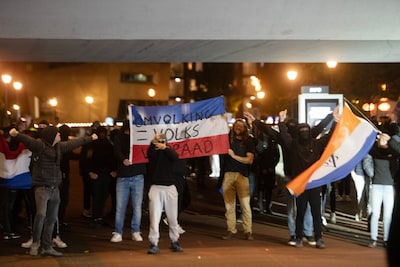 Nederlandse protestvlaggen tegen azc in Houten worden weggehaald, waren volgens inwoners ‘storend’