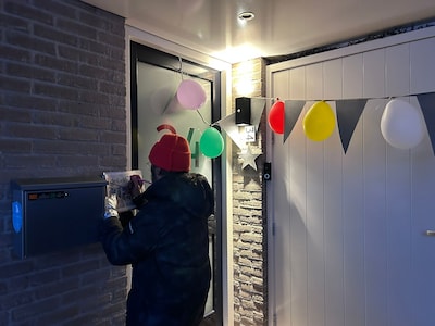 Al 90 jaar oud en nog steeds loopt Hendrik zijn krantenwijk: maar dit keer was het een heel bijzonde