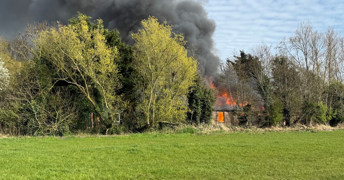 Uitslaande brand in grote schuur langs N201 in Vinkeveen