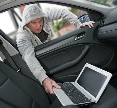 Als laptop uit auto wordt gestolen, is veroordeeld autokraker I. in de buurt én hij heeft hamertje, 