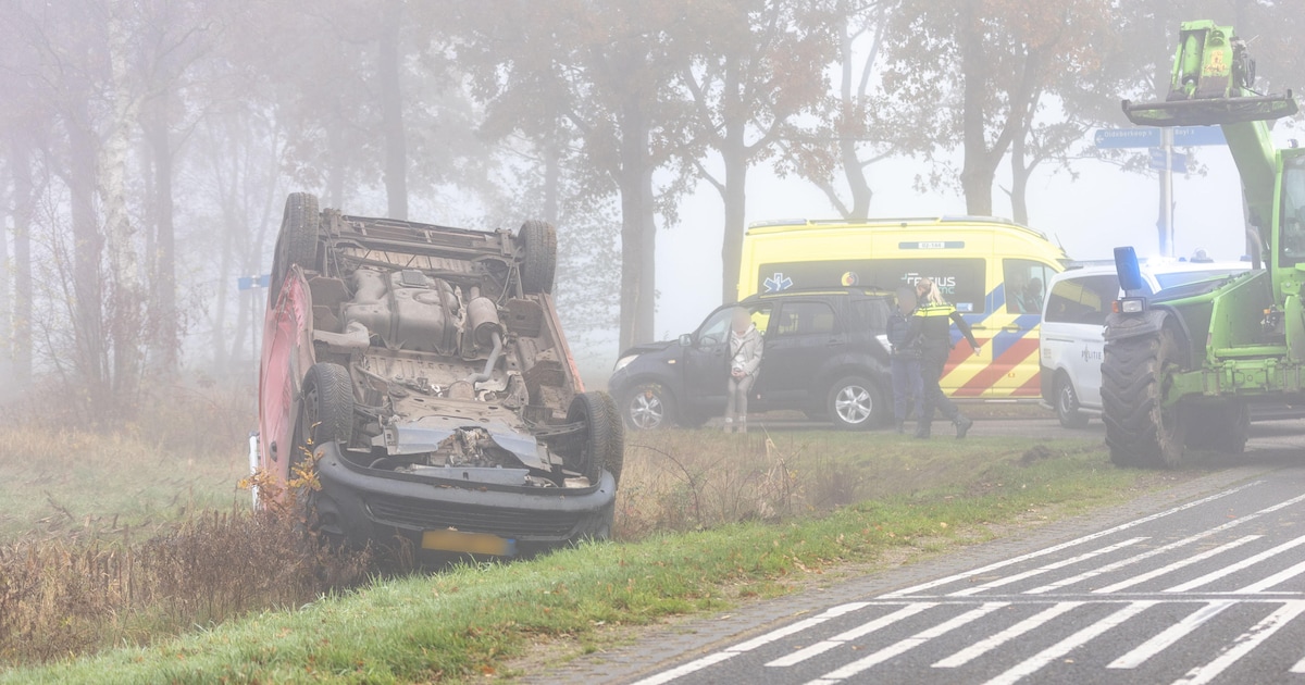 Bestelbus over de kop geslagen na botsing op kruising in Boijl