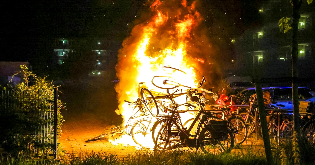 Tiental fietsen in een stapel in brand in Leiderdorp