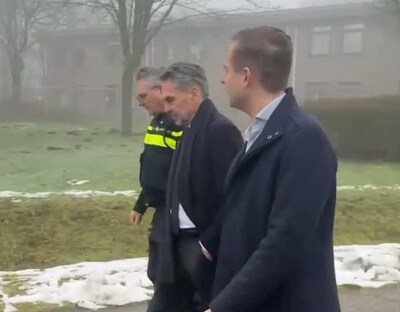 Premier Dick Schoof bezoekt zonder aankondiging azc in Budel: ‘Gesproken over de overlast’