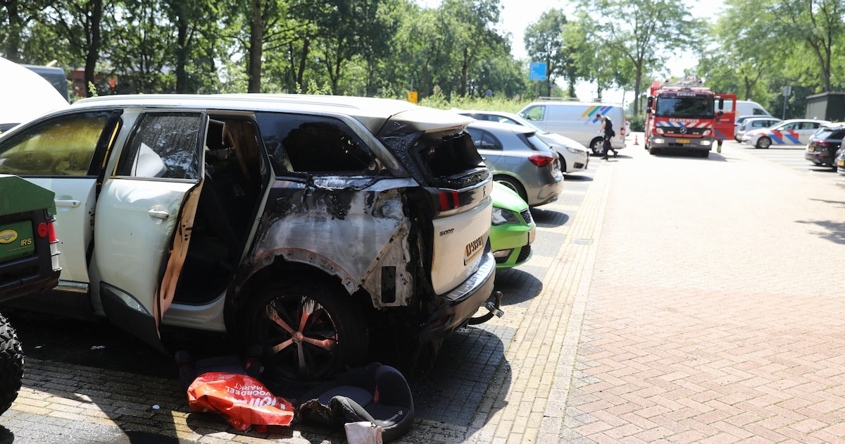 Drie autobranden op één middag in Eemnes: dit keer aan de Roodzwenk, Zuider- en Noordersingel