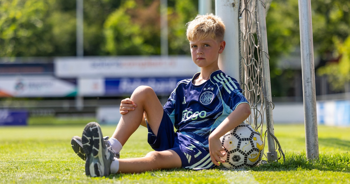‘Mam, ik wil hier weg’: 8-jarige Sil werd bedreigd om Ajax-shirt bij duel tussen Westlands elftal en