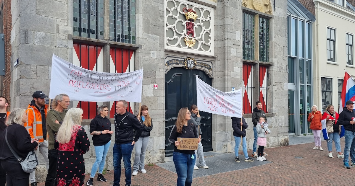 Demonstratie tegen azc Vianen verloopt rustig, organisatie hoopte op meer mensen