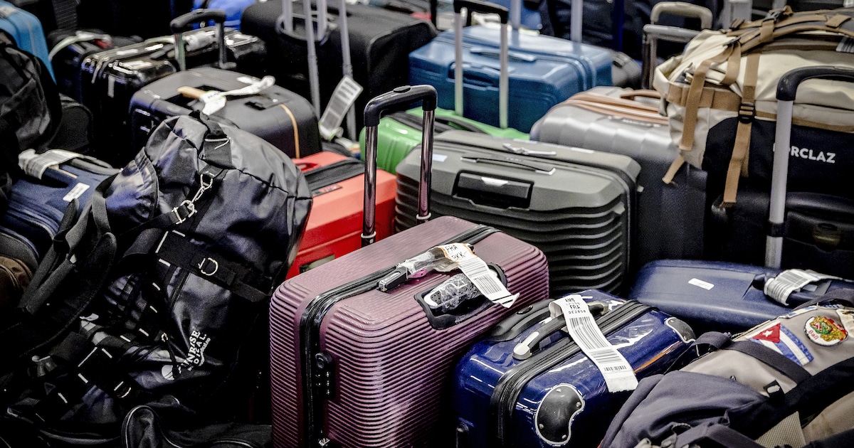 Schiphol nog bezig met opsturen achtergelaten koffers: onduidelijk of bagage voor kerst aankomt