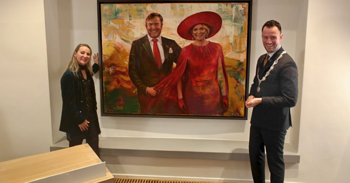 Nieuw schilderij koningspaar onthuld in de raadszaal van gemeente Nieuwkoop