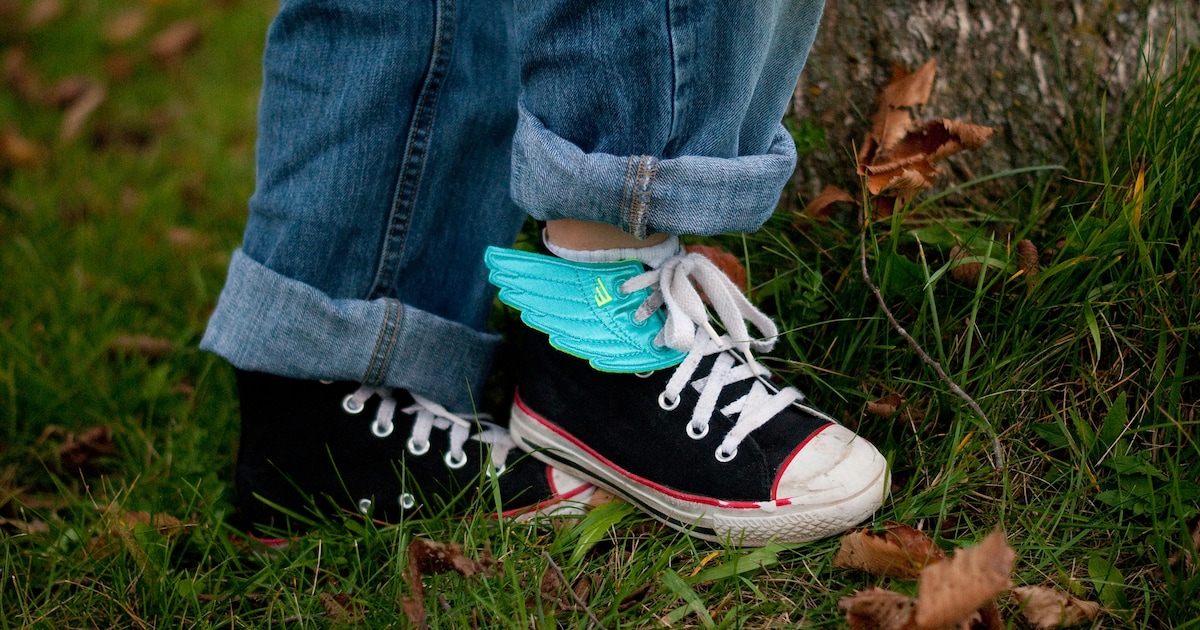 Jongeren customizen schoenen tijdens workshop in Bergschenhoek