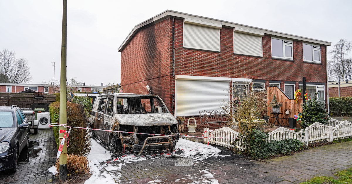 Bestelbus uitgebrand op oprit van woning aan de Grote Beer in Klazienaveen