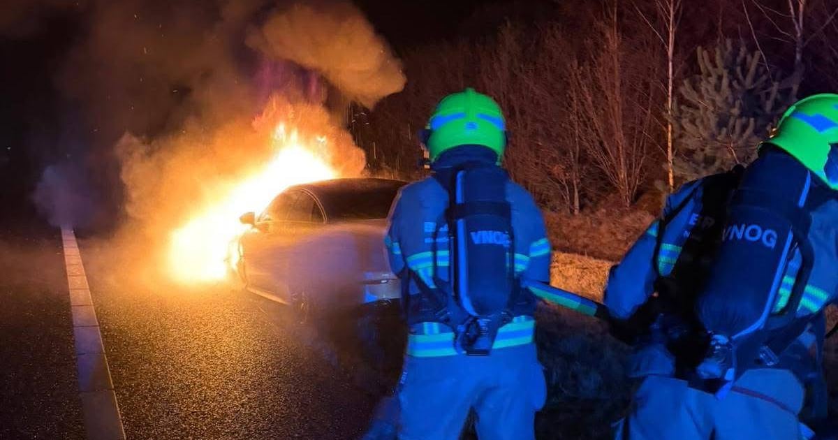 Auto brandt volledig uit op N18 bij Haaksbergen