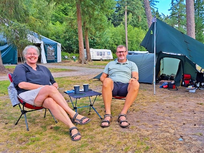 Ruud en Renate gebruiken geen stroom op de camping: ‘Alles wat we nodig hebben, past op de fiets’