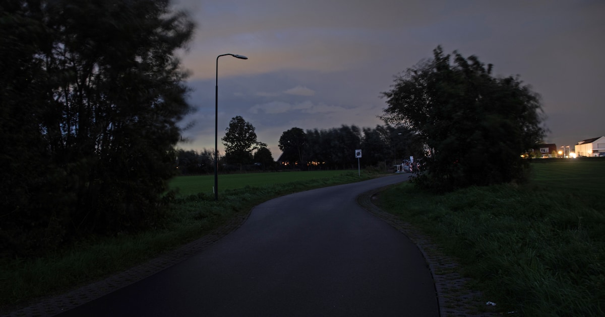Kapotte lantaarnpalen maken het extra donker op de Breukelse Proosdijweg, juist nu deze route drukke