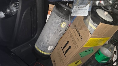 Auto botst bijna met politie in Lierop, bestuurder en bijrijder onder invloed en met lachgasballon i