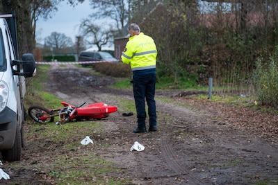 Jongen (13) op crossmotor overlijdt na botsing met tractor, verdachte verloor kort daarvoor eigen zoon