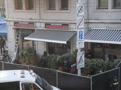 Politie valt café Kleurrijke Vrienden binnen, pand afgezet met zwarte schermen