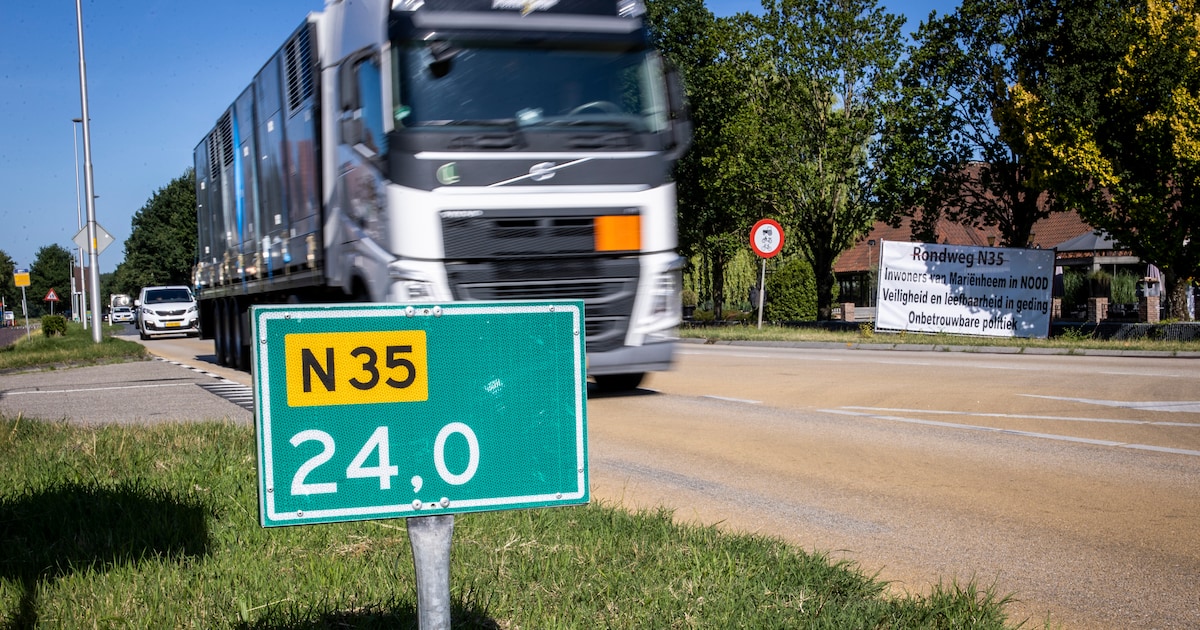Is de N35 de enige rijksweg in Nederland die dwars door een dorp loopt?