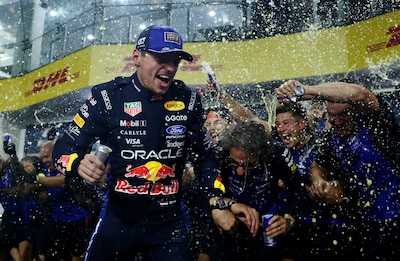 LIVE Formule 1 | Verstappen is Alain Prost voorbij met Formule 1-zege in elfde jaar op rij
