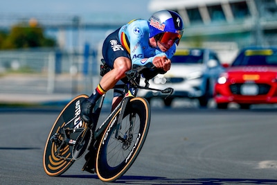 Indrukwekkende Remco Evenepoel schrijft in Montréal geschiedenis met vierde wereldtitel op rij