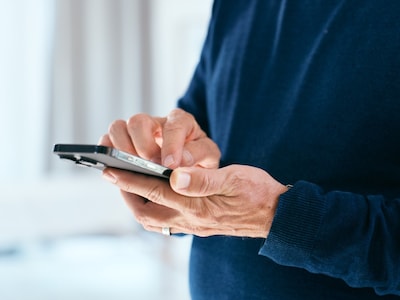 Als zijn dochter moslim wordt, verbreekt Glenn (65) het contact: ‘Doodknuppelen dat moslimtuig’