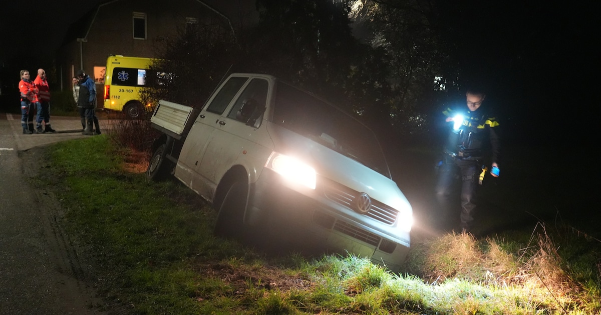 Man belandt met voertuig in de sloot in Molenschot en slaat op de vlucht: bijrijder achtergelaten