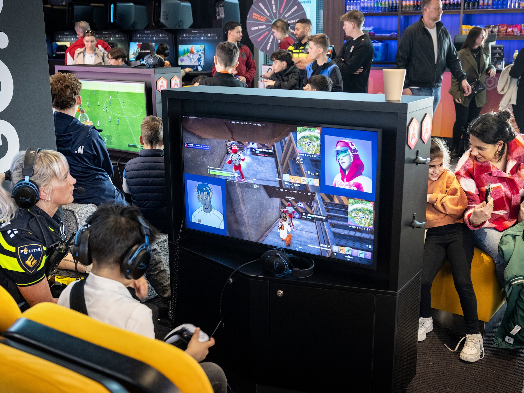 Kinderen kijken voor het eerst minder naar schermen, onderzoekers  voorzichtig positief | Show | AD.nl