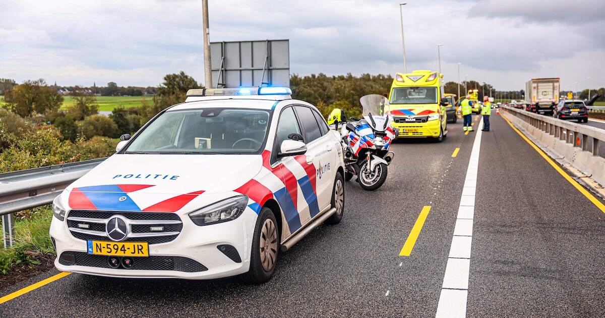 Vrachtwagenchauffeur en bestuurder bestelbus botsen op A7 bij Broek, één gewonde