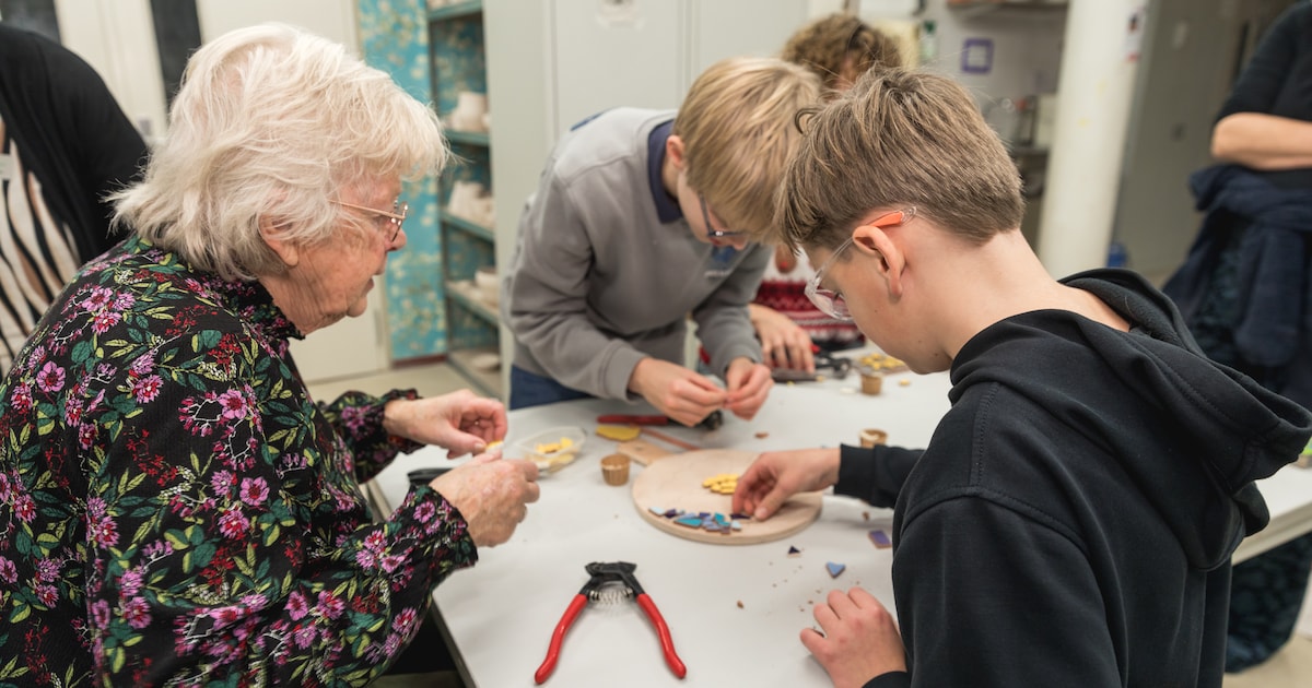 Crea Café brengt dorpsgenoten samen rond de knutseltafel