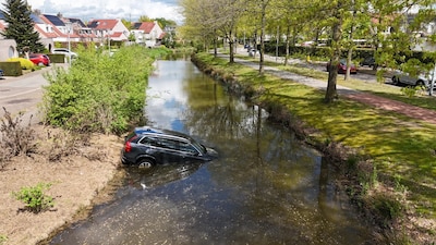 Geparkeerde auto staat nog in ‘drive’ en belandt in het water in Den Bosch