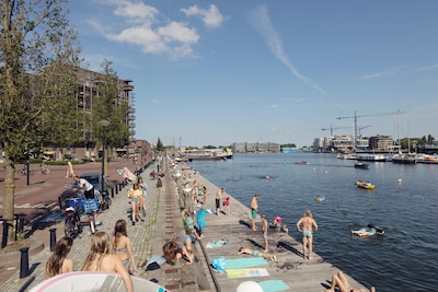 Fences around popular swimming quay after noise complaints, neighborhood angry