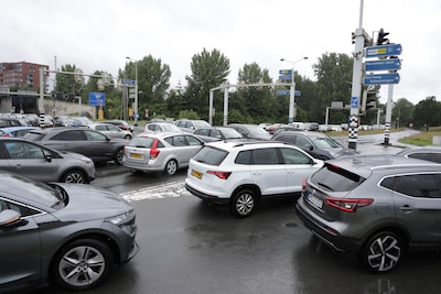 Lange files bij Mall of The Netherlands, gemeente roept op om niet meer met auto te komen