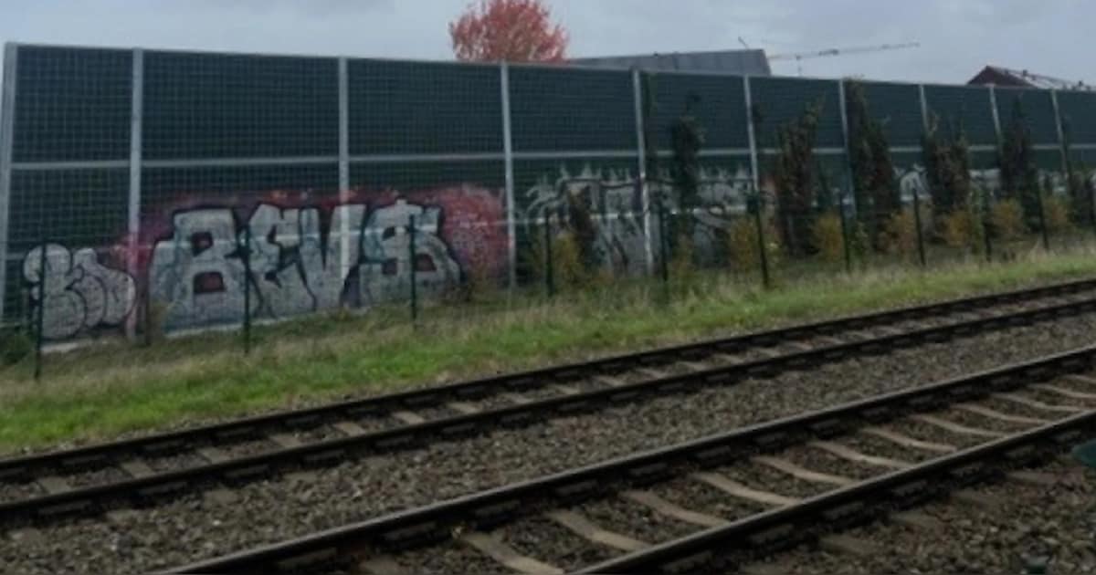 Geluidswal aan de Spoorzijde Den Hoek krijgt groene opfrisbeurt in Helvoirt