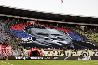 Fans van rivalen Rode Ster en Partizan Belgrado eren oorlogsmisdadiger Ratko Mladic voor derby