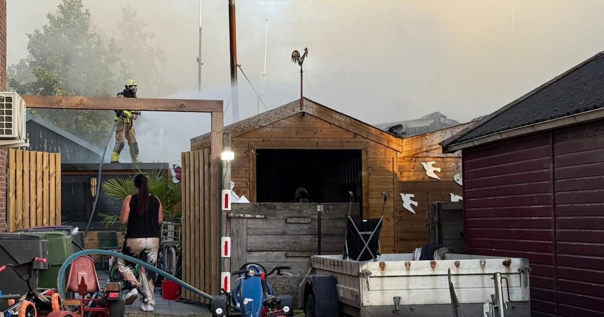 Brand in dak van schuurtje op Sinneblom-strjitte in Kootstertille