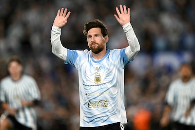 Lionel Messi en teamgenoten op het veld voor warming-up, Argentijnen maken zich op voor emotioneel afscheid