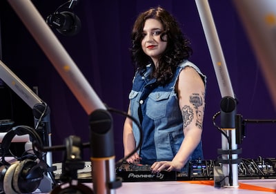 Utrechtse deejay Lisa (29) draagt de liefde voor radio op haar arm: ‘Als meisje hoorde ik weinig vro