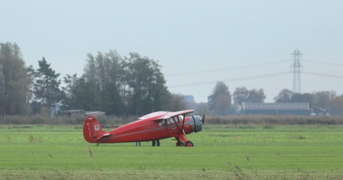 Vliegtuigje uit 1937 maakt noodlanding in weiland bij Bunschoten