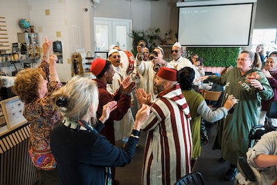 Amsterdammers en rechters samen aan tafel bij vrijheidsmaaltijd in Nieuw-West: ‘We willen dat bewone