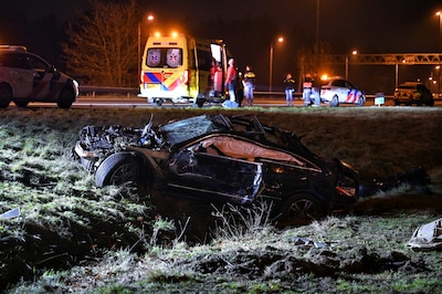 Auto vliegt over de kop op de A58 bij Tilburg: bestuurder zwaargewond, weg tot in de nacht dicht ric