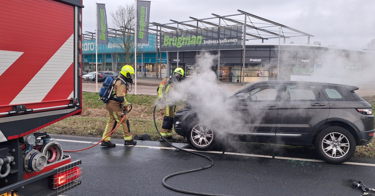 Voertuig vliegt in brand tijdens het rijden op N201 bij Hoofddorp