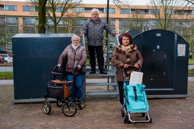 https://images.ad.nl/MzNiYTAwZjI0MDExOWVlYjJhMTkvZGlvLzI3MDIzNzEzMS9maXQtd2lkdGgvNDAw/ar20260220-4300-maassluis-20-02-2026-ijzeren-trapjes-bij-afvalcontainers