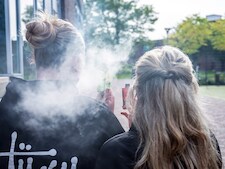 Veertien kinderen in ziekenhuis beland door vapen, staatssecretaris: ‘Gooi ze weg!’